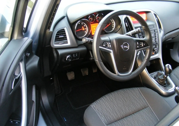 Opel Astra cena 34500 przebieg: 81000, rok produkcji 2014 z Tarnobrzeg małe 596